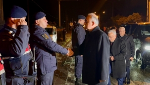 Protokol Mensupları Yılbaşı Gecesi Çalışan Kamu Görevlilerini Ziyaret Etti