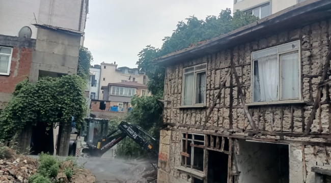 Ünye Belediyesi Riskli Metruk Binaları Kaldırıyor