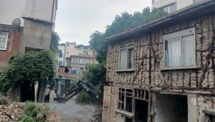 Ünye Belediyesi Riskli Metruk Binaları Kaldırıyor