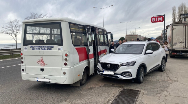 Ünye'de Trafik Kazası: Dolmuşla – Otomobil Çarpıştı
