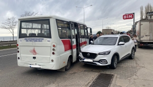 Ünye’de Trafik Kazası: Dolmuşla – Otomobil Çarpıştı