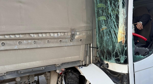 Ünye'de Yolcu Otobüsü Tıra Çarptı: 3 Yaralı