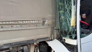 Ünye'de Yolcu Otobüsü Tıra Çarptı: 3 Yaralı