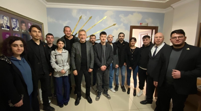 CHP'de Yeni Genç Üyelerin Rozetleri Takıldı