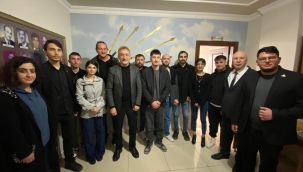 CHP'de Yeni Genç Üyelerin Rozetleri Takıldı