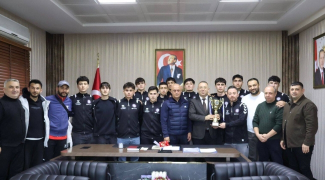 Şampiyon ÜFK'dan Müdür Alan'a Ziyaret