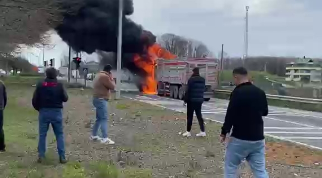 Ünye-Terme Sınırında Seyir Halindeki Tır Alev Aldı