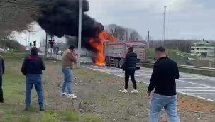 Ünye-Terme Sınırında Seyir Halindeki Tır Alev Aldı