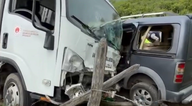 Belediye Temizlik Aracı İle Ticari Araç Çarpıştı: 3 Yaralı
