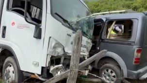 Belediye Temizlik Aracı İle Ticari Araç Çarpıştı: 3 Yaralı