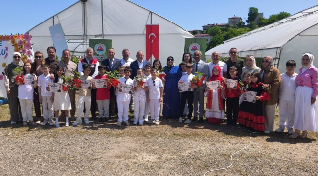 "Minik Eller Toprakla Buluşuyor" Projesi Yeni Mezunlarını Verdi