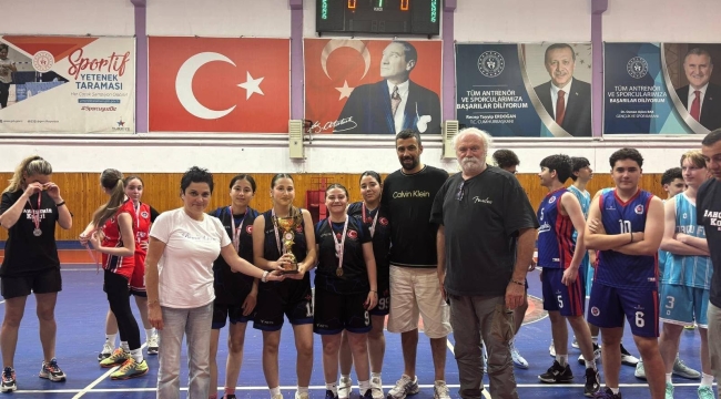 Ünye Anadolu Lisesi Genç Kız Basketbol Takımı Ordu 1.si