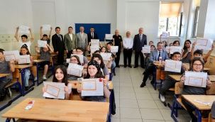 Vali Erol, Öğrencilerin Karne Heyecanını Paylaştı