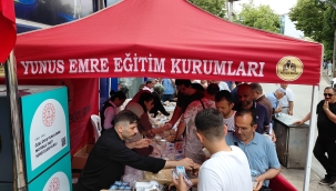 Ünye Yunus Emre Eğitim Kurumları'nda Gelenek Bozulmadı: 5 Bin Kişiye Aşure İkramı