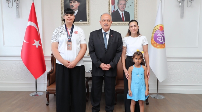Vali Erol'dan, Şampiyon Sporcuya Tebrik