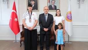 Vali Erol’dan, Şampiyon Sporcuya Tebrik